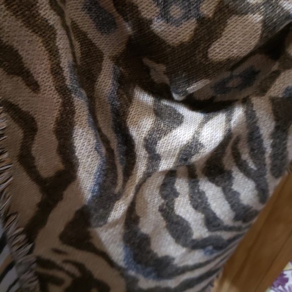 NWOT Scarf multi-print - Picture 4 of 6